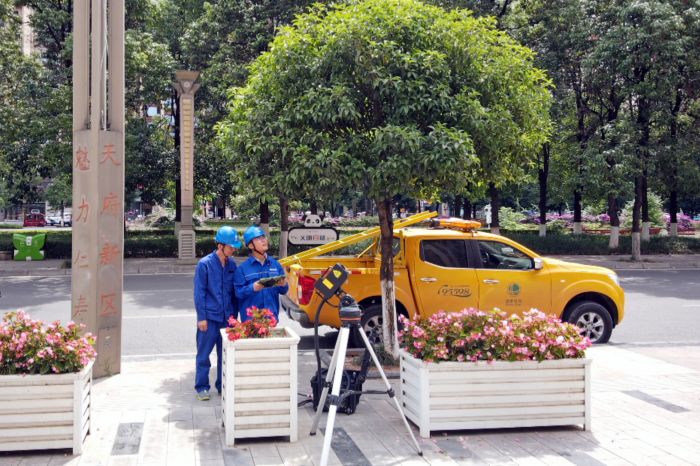 电力人员用激光清障仪消除线路上悬挂障碍物。（苟华彬 摄）.jpg