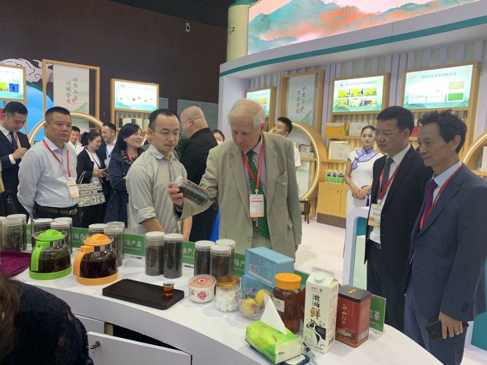 与会领导及嘉宾认真观赏茶产品