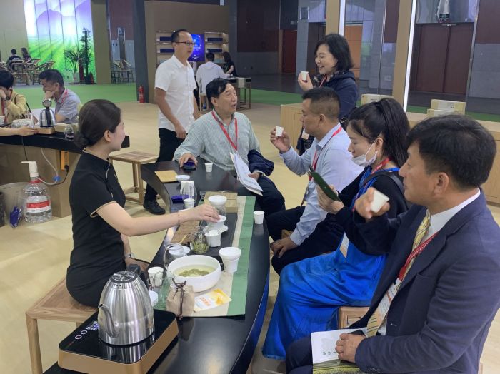 与会嘉宾品茶交流