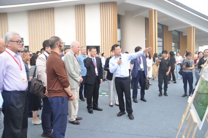 夹江县委书记许天毅向嘉宾介绍夹江百里茶乡发展情况
