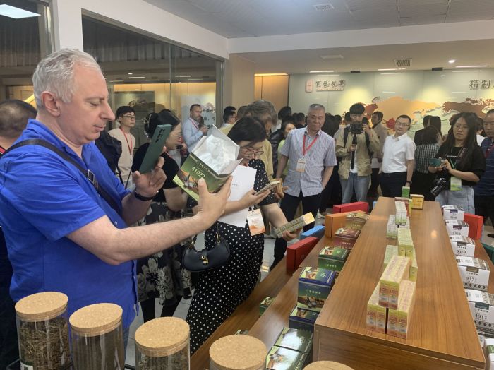 与会嘉宾认真了解百岳茶业茶产品