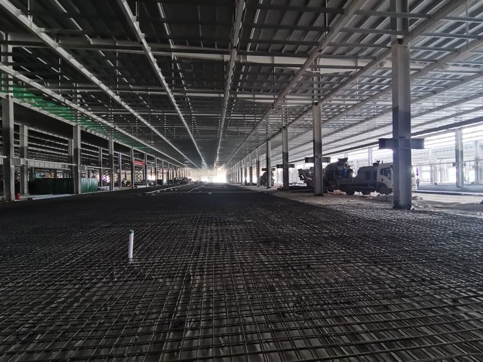 异质结项目厂房内部施工现场.jpg