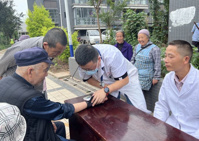6月8日，县中医医院联合东岳镇卫生院在东岳镇八面村开展义诊活动.jpg