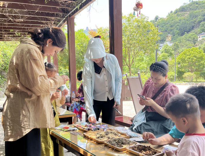 龙门阁景区推出手绣香囊送游客活动.jpg