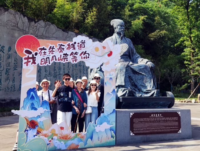 游客打卡明月峡景区.jpg