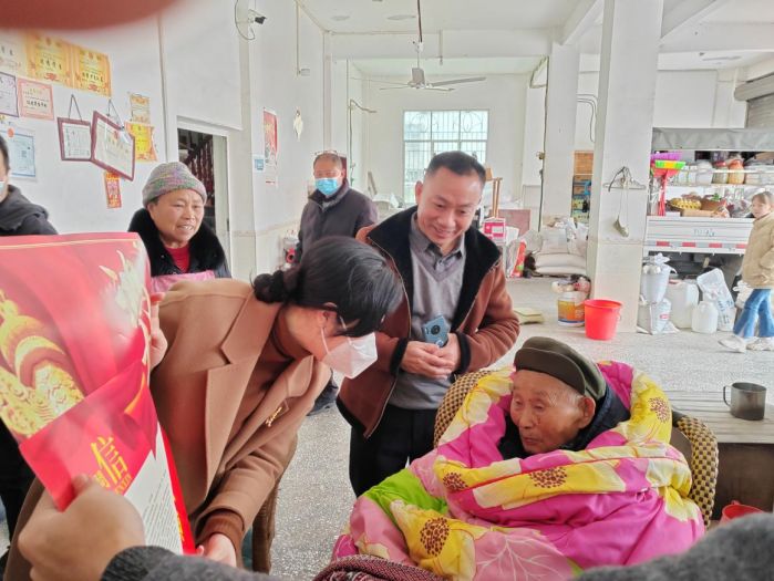 宜宾市退役军人事务局党组书记、局长郝中丽深入兴文县共乐镇福寿村慰问在乡复员军人刘树良（92岁）