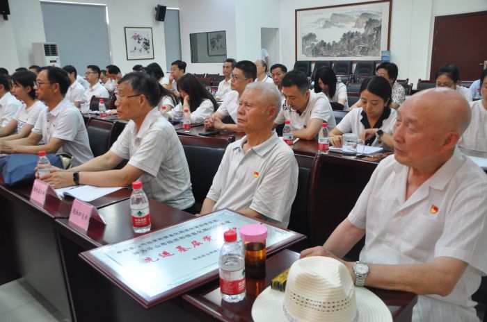 与会党员认真听讲