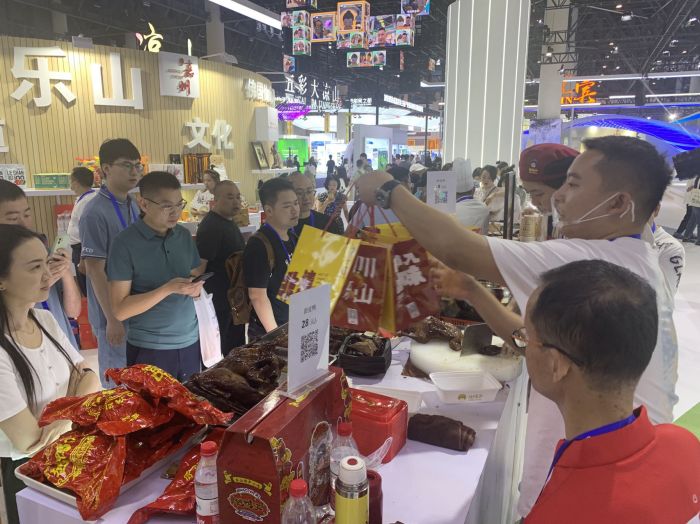 嘉宾争相购买乐山“甜皮鸭”1