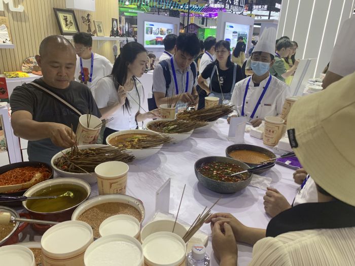 嘉宾品尝乐山“钵钵鸡”