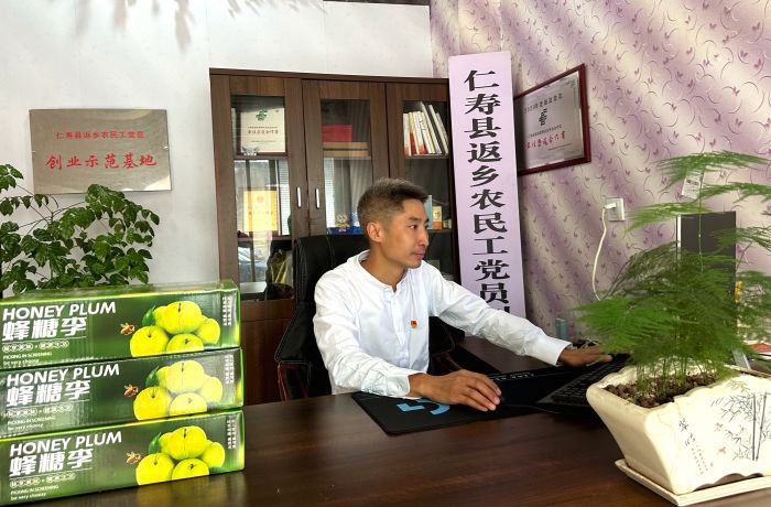 董晓勇正在接收订单.jpg