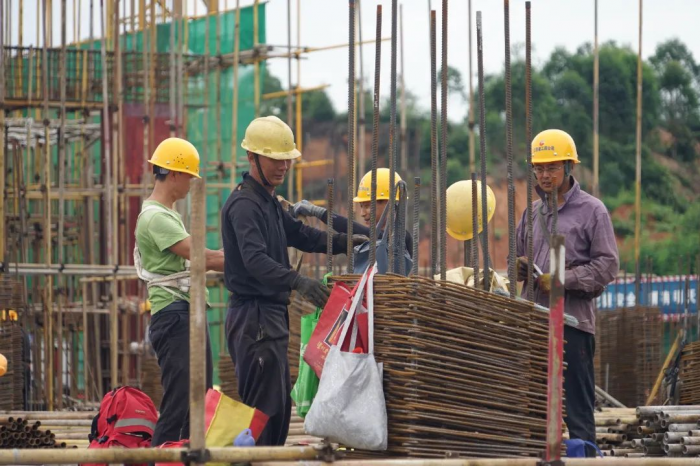 工人正在进行桩基建设