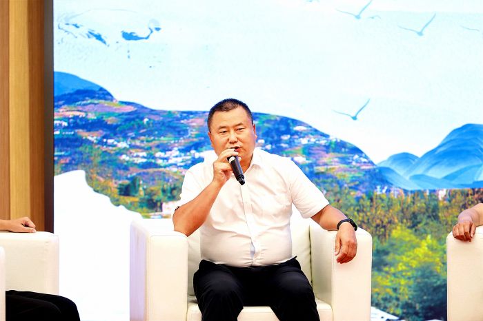 何群发言