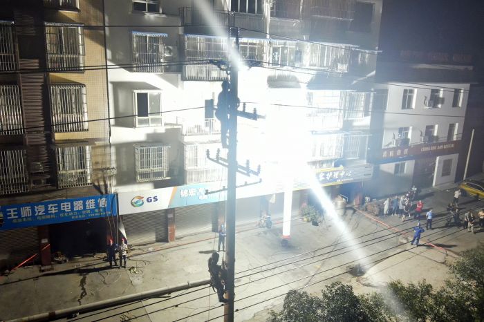 电力工人连夜抢修受损电杆。（苟华彬 摄）.jpg