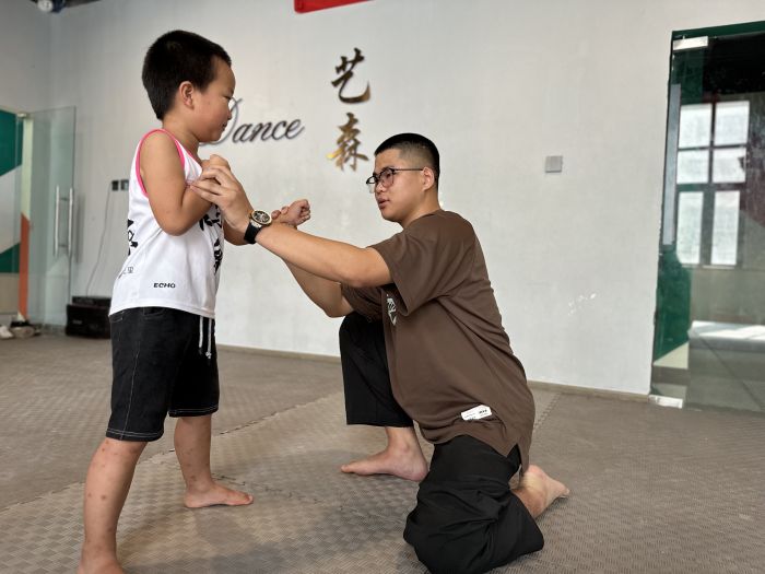 李双龙正在指导学生.jpg