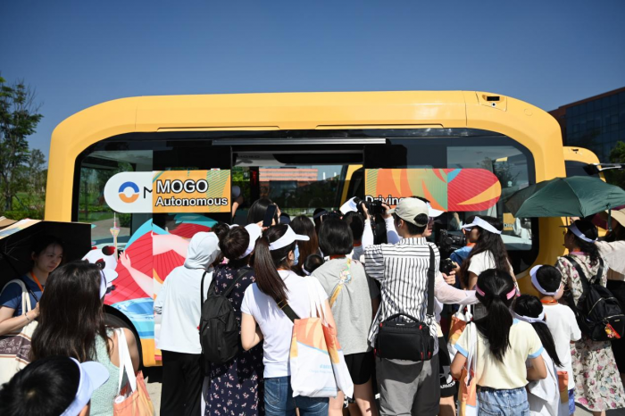 MOGO BUS M1受到市民、媒体围观