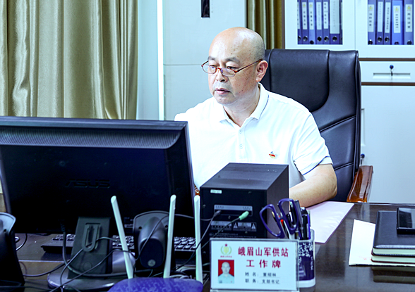 工作中的董绍林_副本
