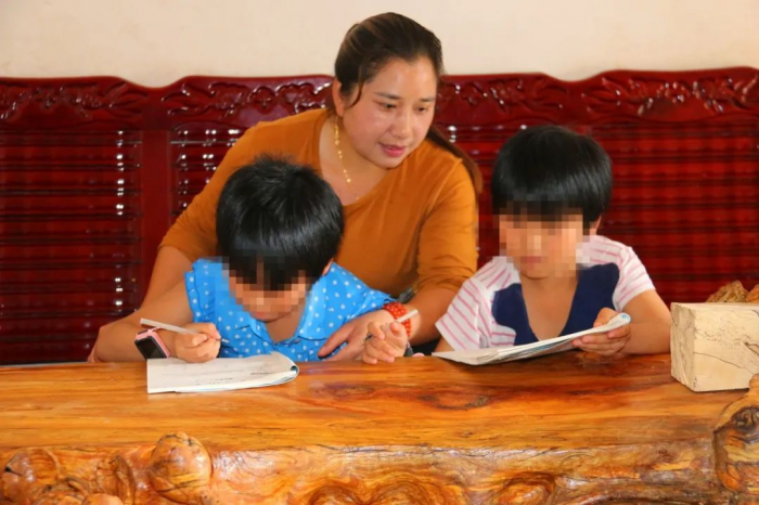 田志容（中）耐心辅导孩子学习