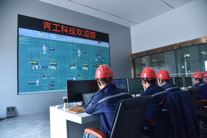青工科技公司钙芒硝矿废弃物资源化综合处理项目 项目工程师也正对设备进行最后的调试.JPG