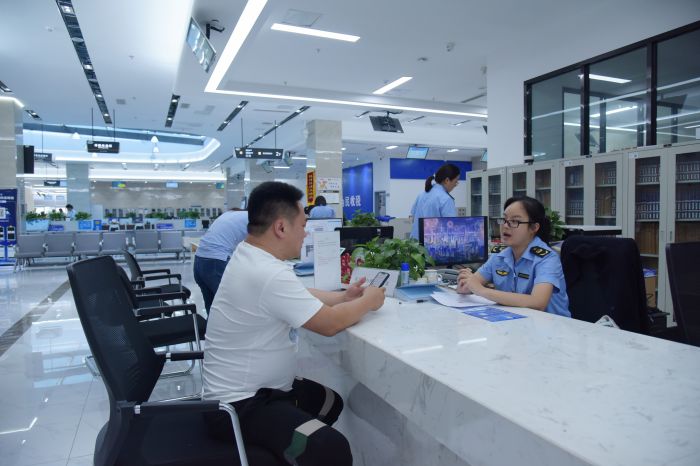 市民在洪雅县市民服务中心办理业务.jpg