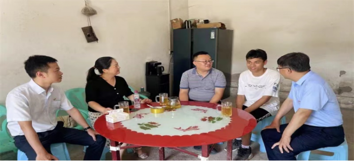 当地教育部门连同泸州农商银行一同到张裕鑫家中走访.jpg