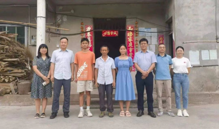 电子科大校领导与张裕鑫一家人合影.jpg