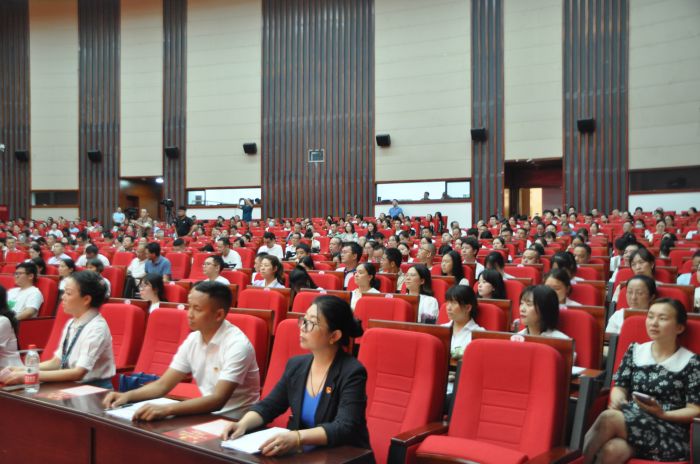 与会嘉宾认真聆听宣讲