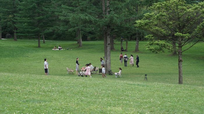 游客在曾家山露营游玩。.jpg