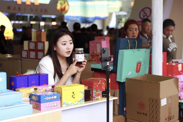 网络主播推荐朝天特色产品.JPG