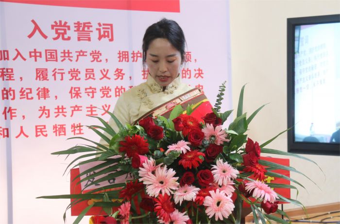 图为优秀教师田红梅发言.JPG