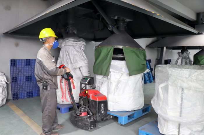 成品硅粒不间断地流入存储袋