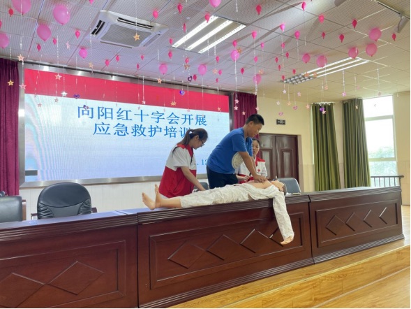 四川省广汉市向阳镇红十字会开展应急救护进校园培训活动