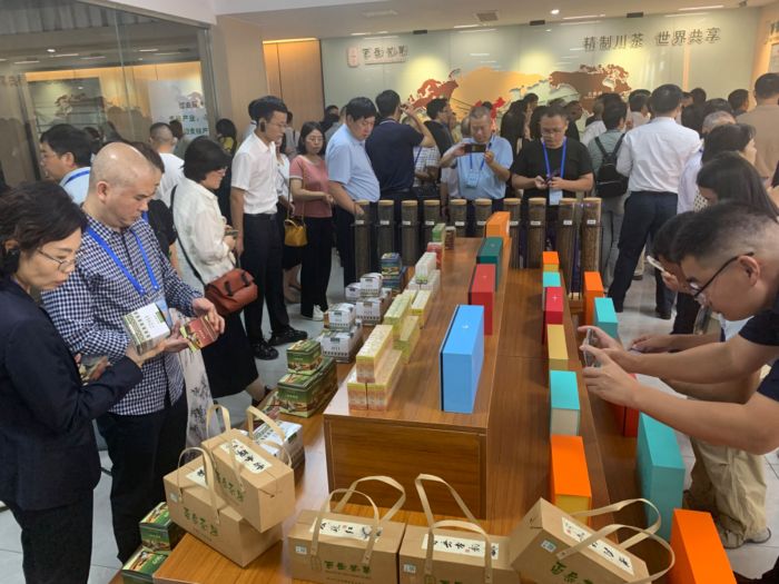 与会嘉宾参观四川百岳茶企生产的茶产品