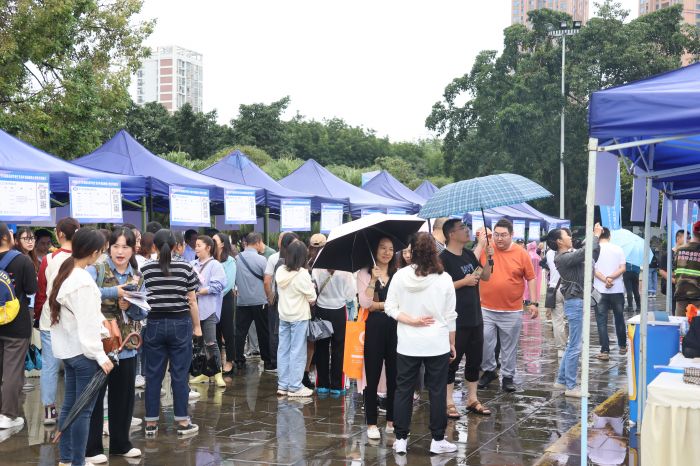 旌阳区2023年促进高校毕业生等青年群体就业大型秋季招聘会照片3