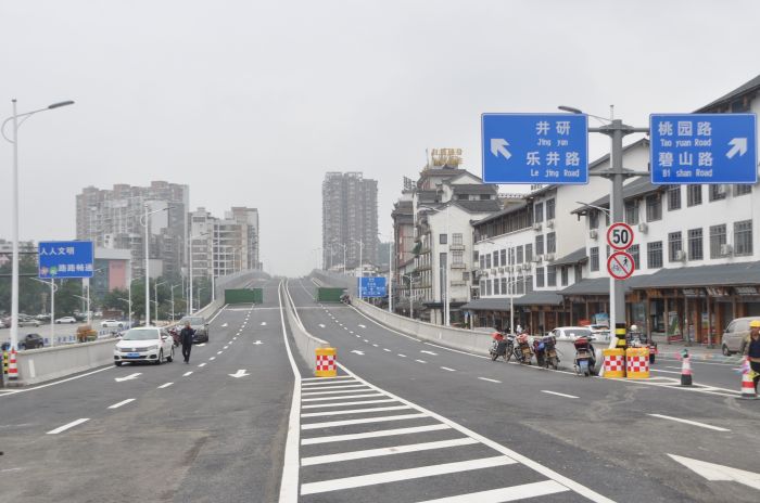 桥面上已完成施工