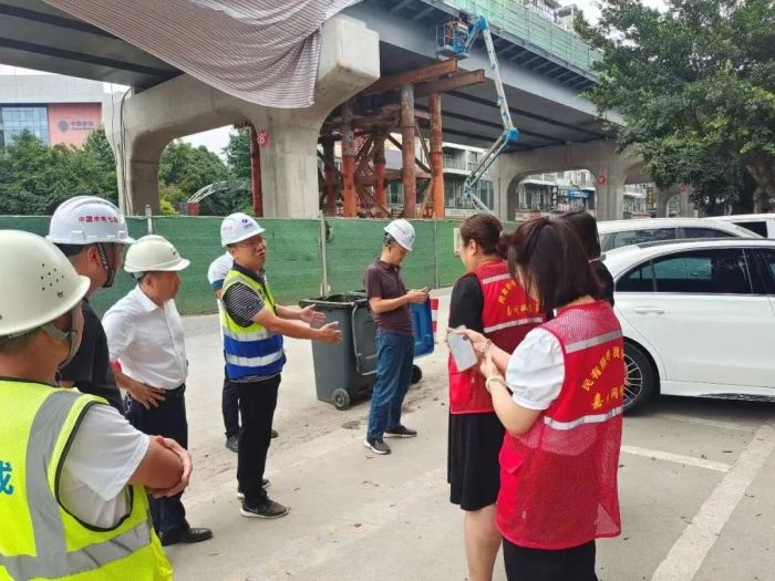 城投公司会同社区做好解释工作