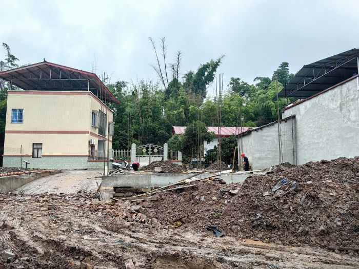 黄荆村村民忙着修新房 (2).jpg