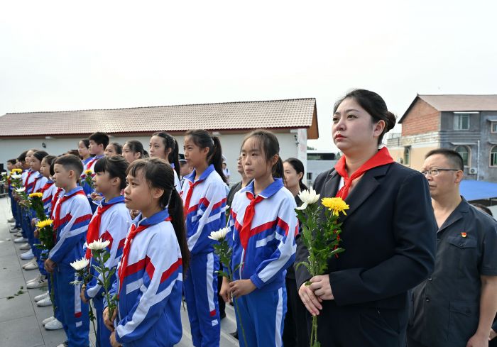 9月30日，内江市东兴区双才烈日陵园，各界干部群众手捧鲜花向革命烈士致敬。 (3).jpg