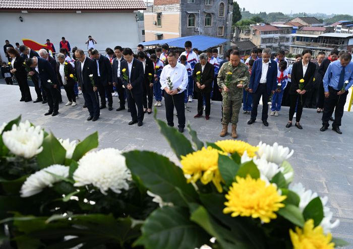 9月30日，内江市东兴区双才烈日陵园，各界干部群众手捧鲜花向革命烈士致敬。 (7).jpg