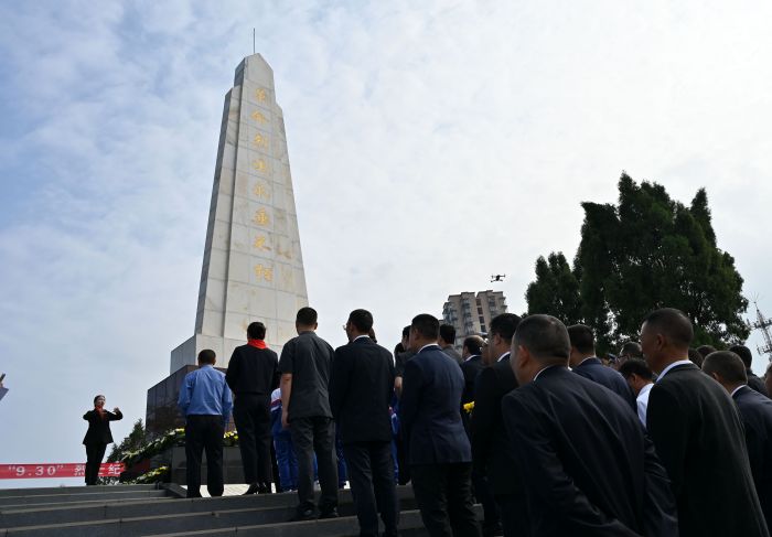 9月30日，内江市东兴区双才烈日陵园，各界干部群众向人民英雄敬献花篮。.jpg