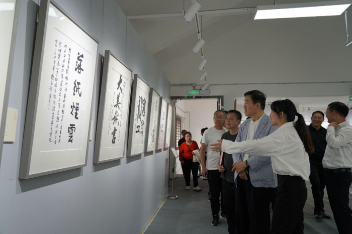 与会嘉宾参观展出的书画作品