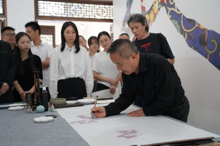 书画名家挥毫作画
