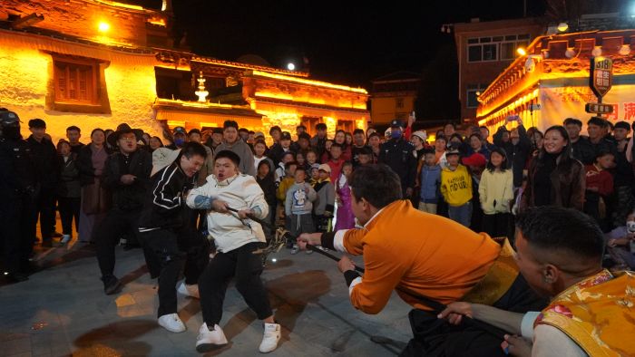 图为游客参与拔河比赛.jpg