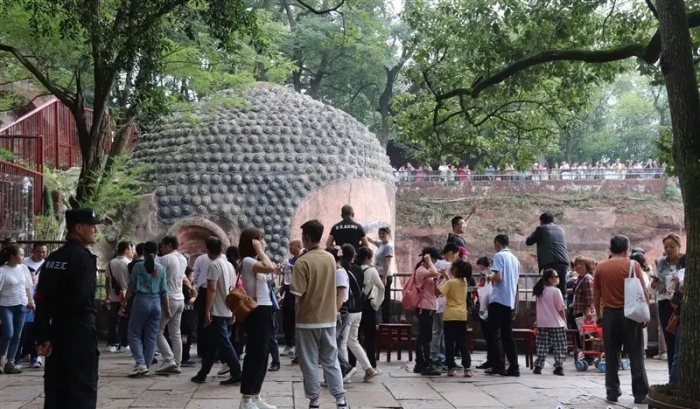 “双节”期间的乐山大佛景区