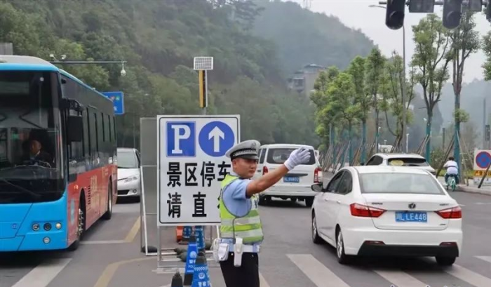 民警指挥景区交通