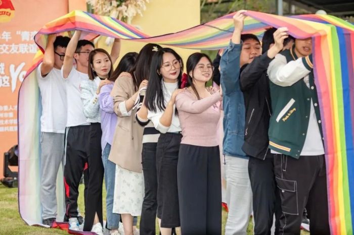 草坪上的游戏.jpg