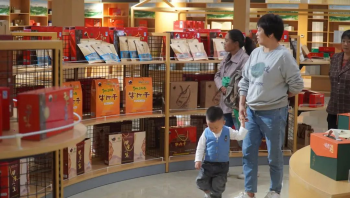 展销厅琳琅满目的农产品
