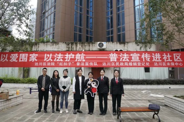 “红扣子”普法宣传队进社区普法.jpg
