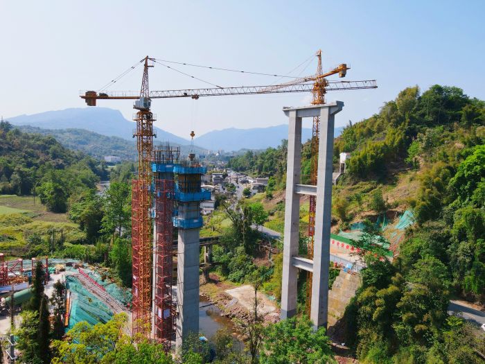国道318线名山区黑竹（成都界）至雨城区多营段改建工程陇西河大桥墩柱施工现场