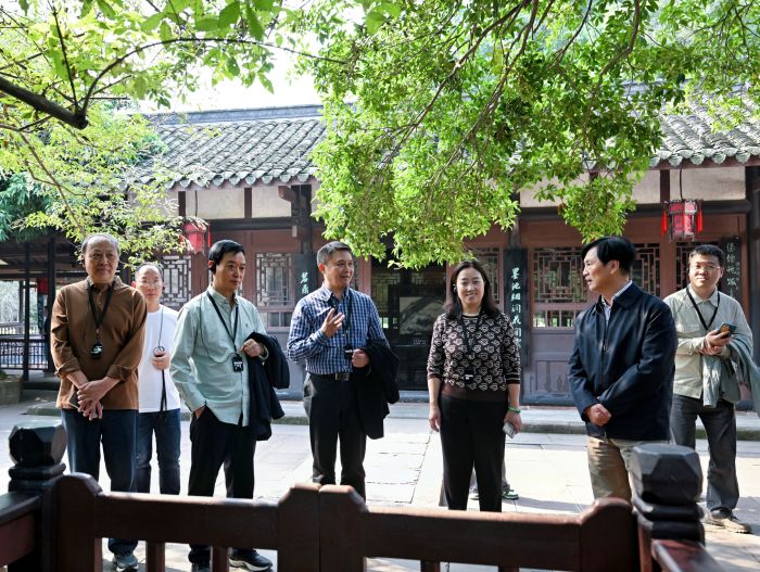 嘉宾们走进眉山三苏祠.jpg