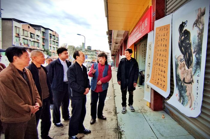 参观画展